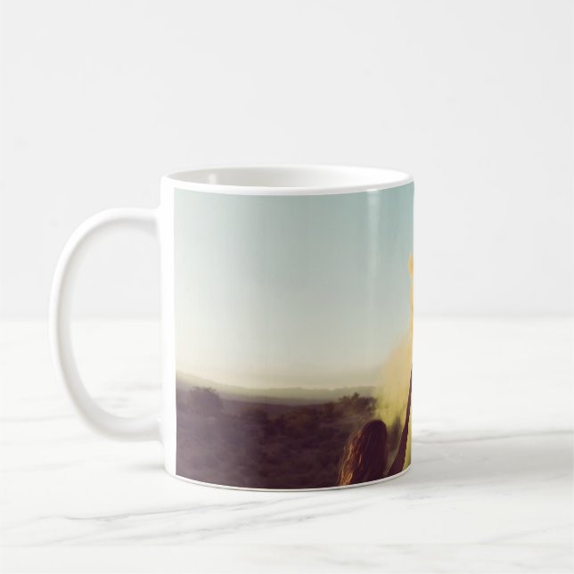 Auf der Wüste stehende Frau mit einer Flamme Kaffeetasse (Links)