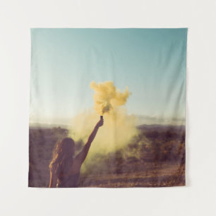 Auf der Wüste stehende Frau mit einer Flamme Wandteppich