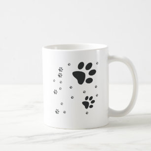 Auf die Person stimmt mit den dunklen kleinen Kaffeetasse