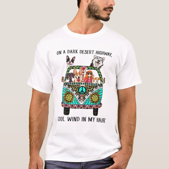 Auf einem dunklen Wüstenweg Cool Wind und meine Hu T-Shirt (Vorderseite)