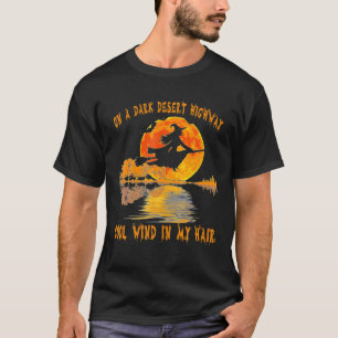 Auf einem dunklen Wüstenweg spürt Hexe Coolen Wi T-Shirt