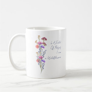 Auf einem Feld voller Rosen bin ich eine Wildblume Kaffeetasse