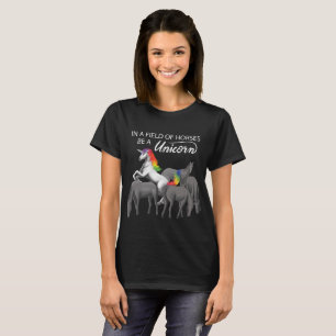 Auf einem Gebiet der Pferde seien Sie ein T-Shirt