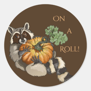 Auf einem Roll-Racoon Runder Aufkleber