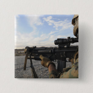 Auf einem Ziel abzufeuern Anblick eines Soldaten Button