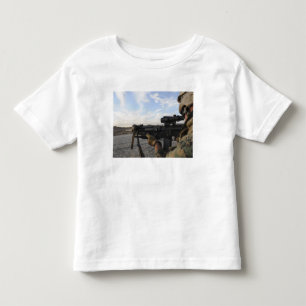 Auf einem Ziel abzufeuern Anblick eines Soldaten Kleinkind T-shirt
