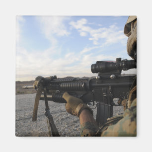 Auf einem Ziel abzufeuern Anblick eines Soldaten Magnet
