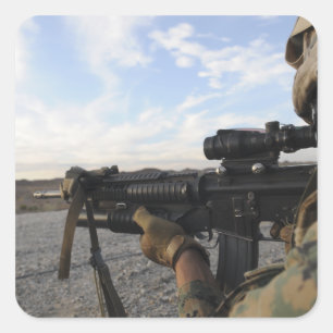 Auf einem Ziel abzufeuern Anblick eines Soldaten Quadratischer Aufkleber