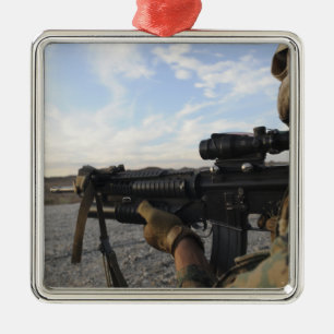 Auf einem Ziel abzufeuern Anblick eines Soldaten Silbernes Ornament