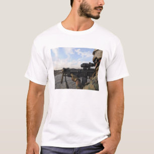 Auf einem Ziel abzufeuern Anblick eines Soldaten T-Shirt