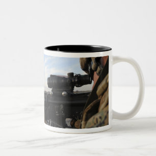 Auf einem Ziel abzufeuern Anblick eines Soldaten Zweifarbige Tasse