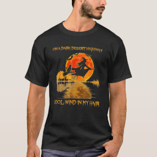 Auf einer dunklen Wüste Highway Cool Wind in mein T-Shirt