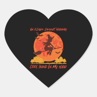 auf einer dunklen Wüstenautobahn mit 1 Herz-Aufkleber