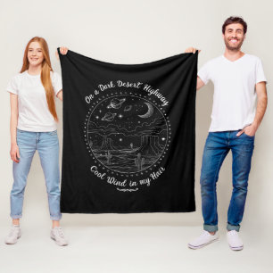 Auf einer dunklen Wüstenstraße Reise Berg Camping  Fleecedecke