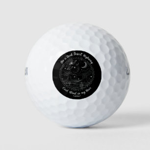 Auf einer dunklen Wüstenstraße Reisebergcampen Golfball