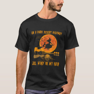 Auf einer dunklen Wüstenstraße - Windhexe reitet T-Shirt