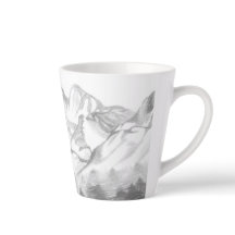 Auf einer Latte-Mug skizzierte Berge mit Bleistift