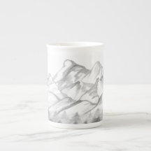 Auf einer Latte-Mug skizzierte Berge mit Bleistift