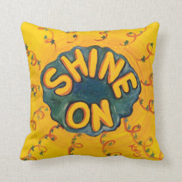 AUF GELBEN DURCHSCHNITTPILLOW SCHLIESSEN KISSEN