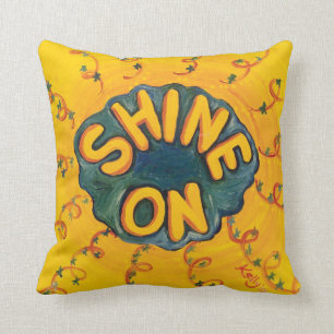 AUF GELBEN DURCHSCHNITTPILLOW SCHLIESSEN KISSEN