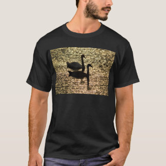 Auf goldenem Teich T-Shirt