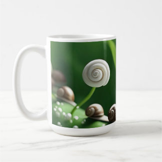 Auf grünen Pflanze aufgereihte Schnecken Kaffeetasse