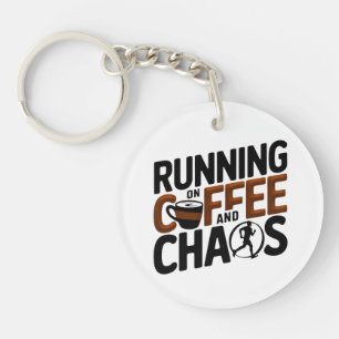 Auf Kaffee und Chaos laufen Schlüsselanhänger