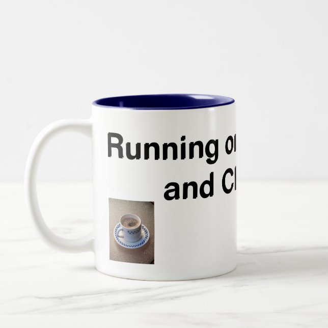Auf Kaffee und Chaos laufen Zweifarbige Tasse (Links)