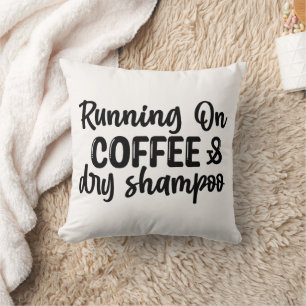 Auf Kaffee und trocken Shampoo laufen Kissen