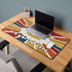 Auf Keepin auf der Schreibtischmatte behalten