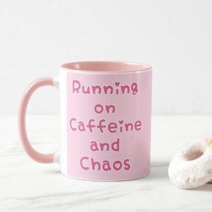Auf Koffein und Chaos laufen Tasse