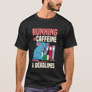 Auf Koffein und Fristen laufend - Bürohumor T-Shirt