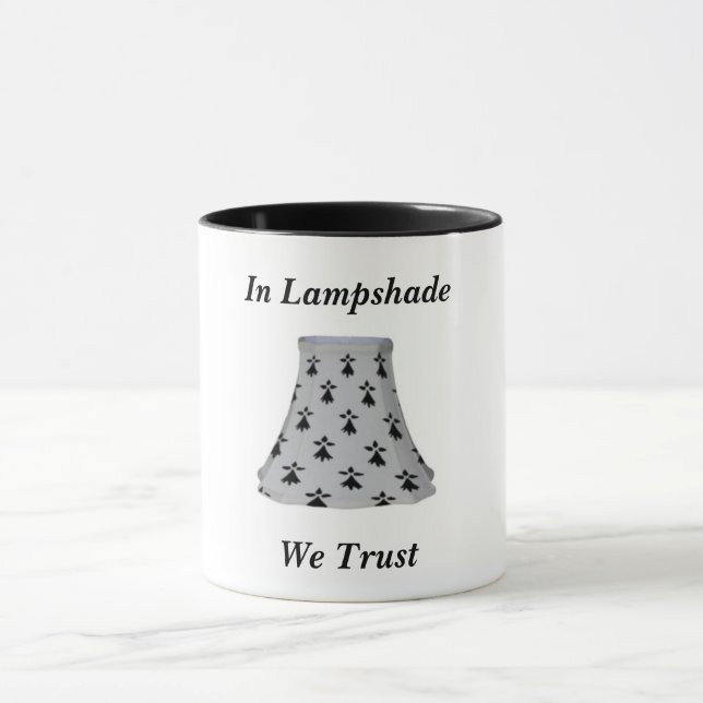 Auf Lampshade vertrauen wir Tasse (Zentrum)