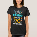 Auf meinem 70-jährigen Geburtstagskopf 70. T-Shirt<br><div class="desc">Kreuzfahrt in meine 70 Jahre alte Geburtstagskneipe 70. Kreuzfahrt Tag.</div>
