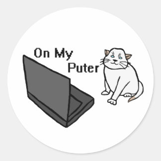 Auf meinem lustigen Computer Weiße Katzen-Meme Runder Aufkleber