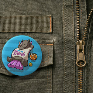 Auf meiner Pause Lustiger Entspannter Nashorn Pool Button