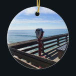 Auf Newport Pier, Newport Beach, Kalifornien Keramik Ornament<br><div class="desc">Blick auf den Pier in Newport Beach,  Kalifornien. Ein schöner sonniger Morgen,  wenige Leute auf der Pier mit vielen offenen Bänken und den klassischen Aussichtsplattformen. Foto wurde im November 2022 aufgenommen.</div>