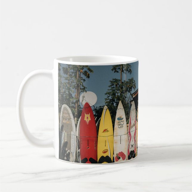 Auf offenem Feld stehen verschiedene Surfbretter Kaffeetasse (Links)