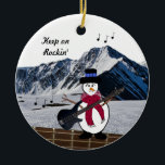 Auf Rocking Snowman Gitarre Keramik Ornament behal<br><div class="desc">Ein tolles Urlaubsdesign für einen lustigen Liebhaber der Musik-Lehrer oder jemanden,  der Lieben,  auf ihrer Gitarre zu spielen. Auf einem schneebedeckten Berghang spielte hier ein Frettboard mit einem Schneemann,  der seine E-Gitarre spielte. Ändern Sie die Nachricht,  wenn Sie möchten.</div>