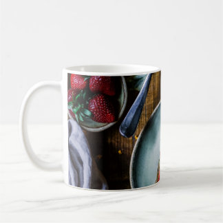 AUF RUNDGRAUER-KERAMIK SERVIERTE KABELSTÜCKE KAFFEETASSE