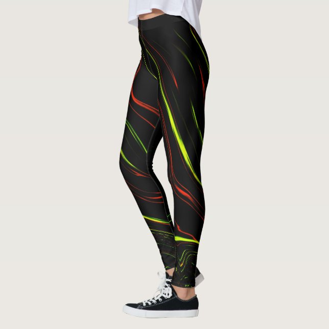 Auf schwarzem Fond zeigen sich die grünen und rote Leggings (Links)