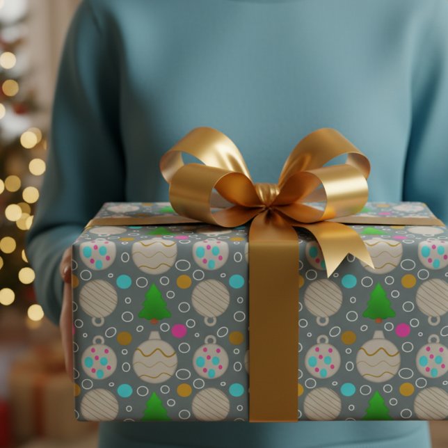 Auf Silber handgezeichnet Weihnachtsbäume und Orna Geschenkpapier (Add a scandi inspired look to your Christmas season with this nontraditional wrapping paper)