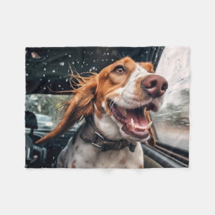 Aufgeregter Hund auf Rainy Car Ride Art Print Fleecedecke