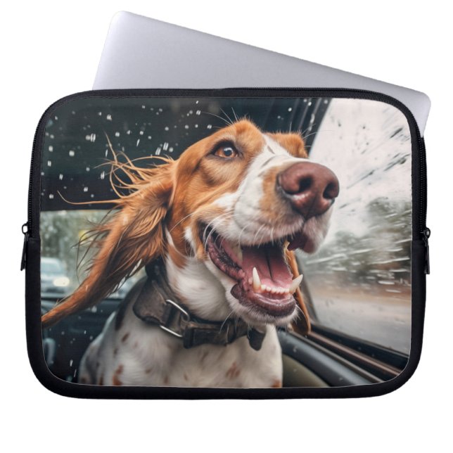 Aufgeregter Hund auf Rainy Car Ride Art Print Laptopschutzhülle (Vorderseite)