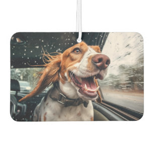 Aufgeregter Hund auf regnerischer Autofahrt Kunstp Autolufterfrischer