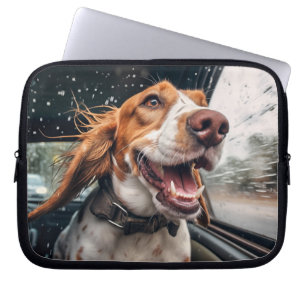Aufgeregter Hund auf regnerischer Autofahrt Kunstp Laptopschutzhülle