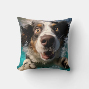 Aufgeregter Hund Schwimmt Unterwasser Design Kissen