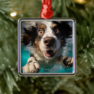 Aufgeregter Hund Schwimmt Unterwasser Design Ornament Aus Metall