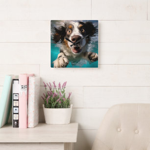 Aufgeregter Hund Schwimmt Unterwasser Design Quadratische Wanduhr