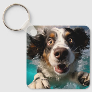 Aufgeregter Hund Schwimmt Unterwasser Design Schlüsselanhänger
